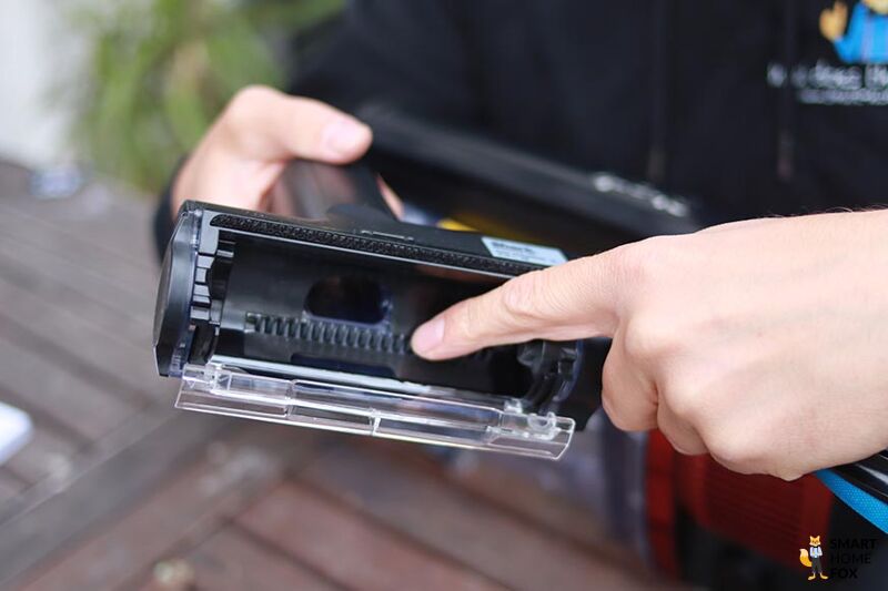 Man sieht die Anti Hair Wrap Technologie der Turbo-Brush der True Pet Variante.